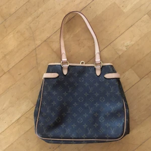 Äkta Louis Vuitton väska - Jag säljer den för att jag nästan aldrig använder den den. Den har mycket utrymme. Original pris är 24000, startpris på 9999, lägg bud. 