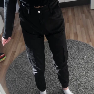 MADLADY, XS byxor  - Dessa byxor är fån madlady, i strl XS, Säljer dom pga att de inte riktigt är min stil längre, typ aldrig använda, de har två fickor på benen, med silver knappar,