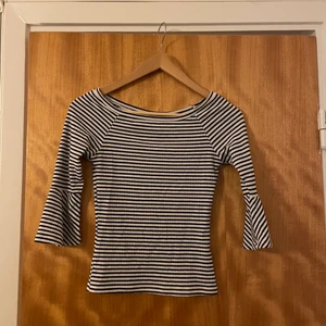 Randig tröja - Randig tröja med korta utsvängda armar. Storlek xs inte använd ofta. Sitter bra skönt material. 