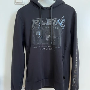 Philip plein hoodie - Storleken står inte någonstans men passar bra på mig som i normala fall är M. Det är en Philip plein hoodie credit card limited edition som är köpt för 5200kr, kvitto finns. Använd sparsamt ett fåtal gånger, så den är i hyfsat nyskick. Fler bilder finns att få och jag kan frakta i hela Sverige. Vid många som är intresserade blir det budgivning. 