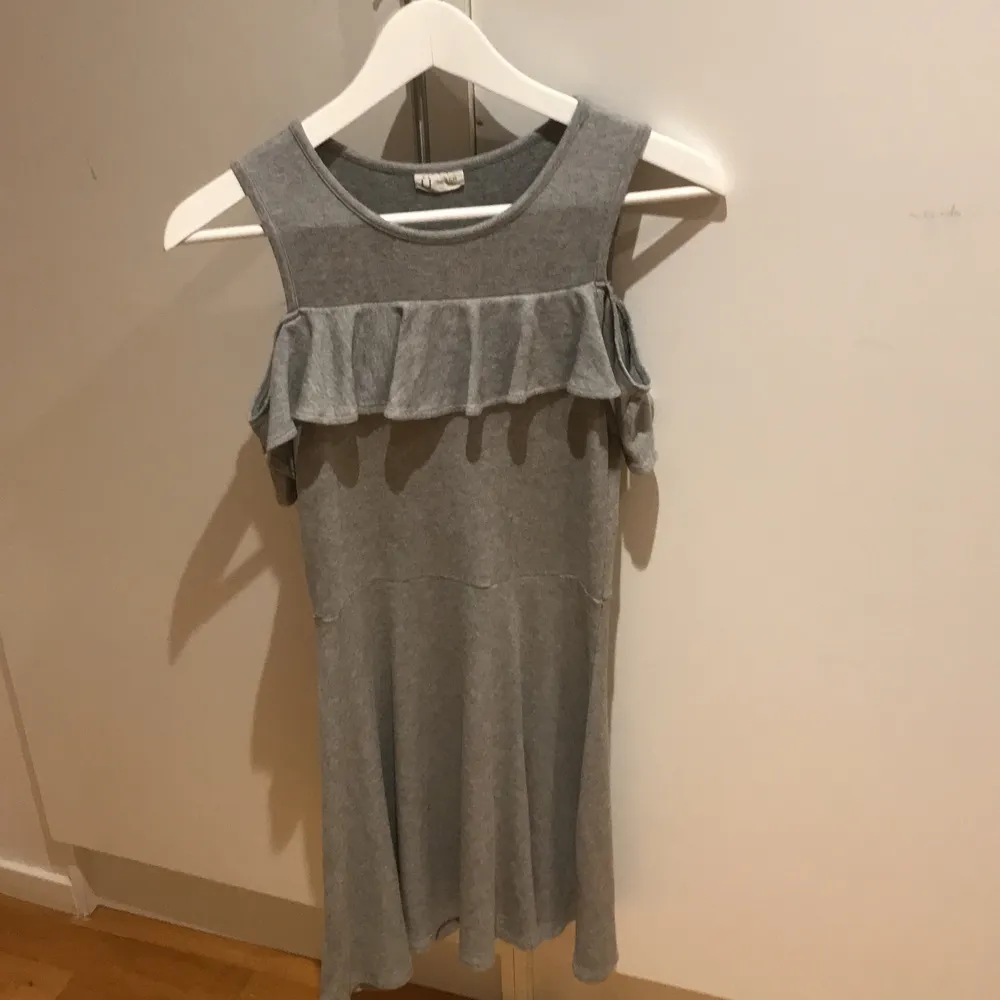 En grå klänning till lite över knät. Knappt använd och säljer eftersom en är för liten.. Klänningar.