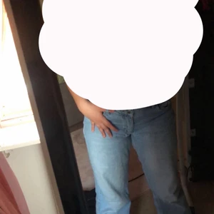 Low waist jeans - fina jeans knappt använda, de är mer sol låg midjade men kan även bli high waist. Bekväma och passar i storlek S/M priset just nu är 40kr !