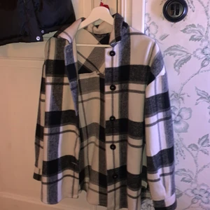 Picknick jacka Strl S  - Säljer nu min picknick jacka från SHEIN. Använd Max 5 ggr. Är i strl S men skulle säga att den är lite ”oversized”. Nypris 220kr säljes för 150 + frakt 