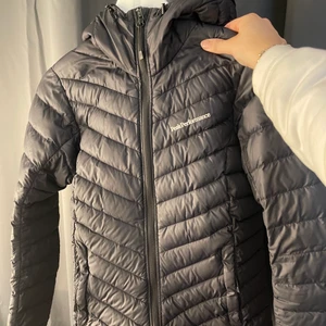 Peak Jacka - Den är för liten för mig nu. Men den är helt fungerande fortfarande, det enda är ett hål i högra fickan. Och de va ett hål som vi har sytt igen på luvan. Men inget som syns. Strl Small 800 kr