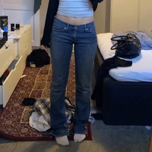 Low waist jeans - Säljer nu mina fina vitange jeans från Levi’s. De är i storleken 27x34,  och har en jättefin bootcut passform! 💓💓💓
