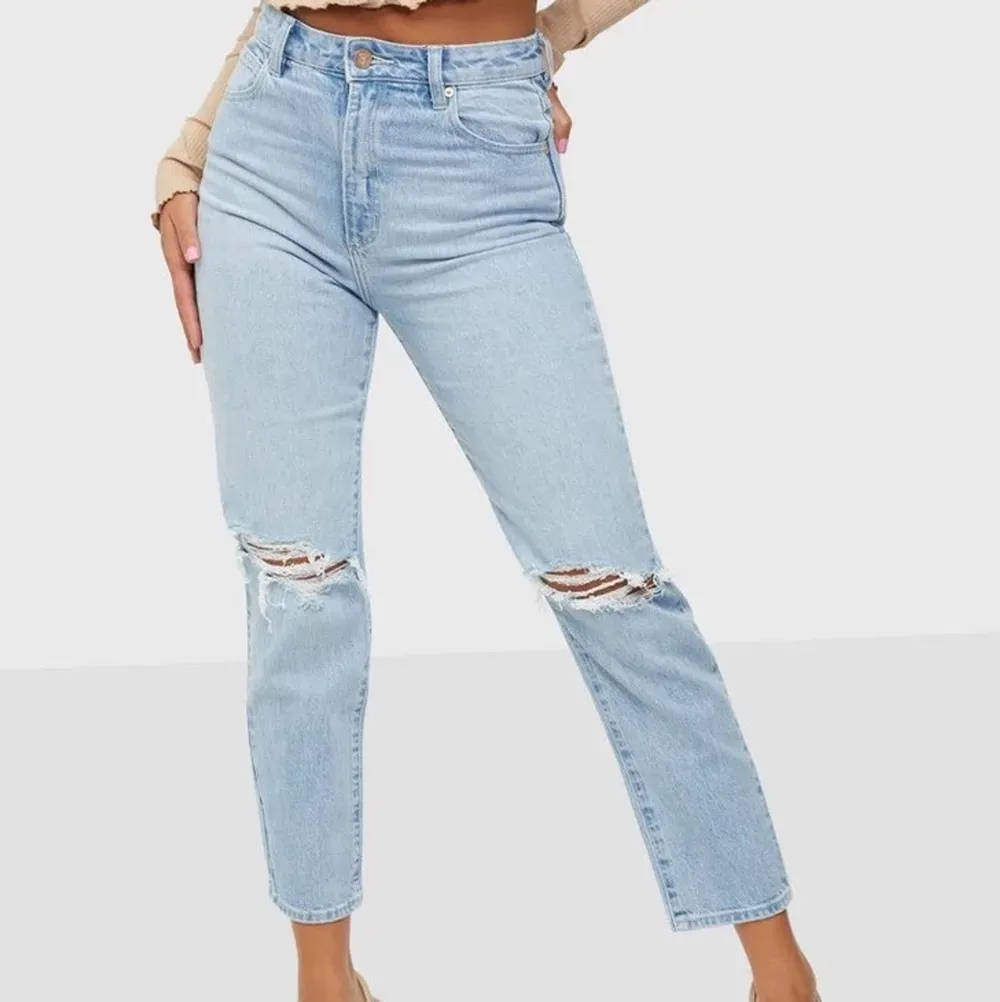 Säljer dessa supersnygga jeans från märket Abrand, modellen heter ”A ’94 HIGH SLIM GINA RIP”. Hög midja och lite stretch. De är använda endast en gång så de är som nya! Nypris 899kr. . Jeans & Byxor.