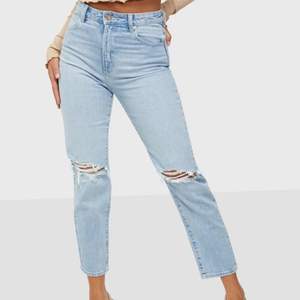 Säljer dessa supersnygga jeans från märket Abrand, modellen heter ”A ’94 HIGH SLIM GINA RIP”. Hög midja och lite stretch. De är använda endast en gång så de är som nya! Nypris 899kr. 
