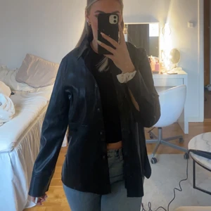 Skinnjacka från Gina Tricot  - Säljer denna snygga jacka från Gina tricot. (Knappt använd) 