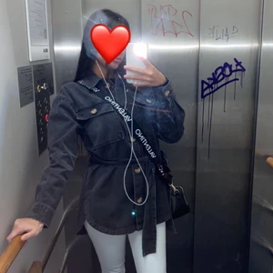 Jeansjacka - Svart Jeansjacka från bikbok i storlek XS skulle säga att den är mer som en S. Man kan knyta runt midjan och de framhäver dina kurvor väldigt fint. 