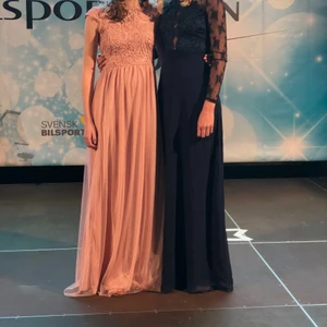 Ariella prom dress dusty pink  - En långklänning som exempelvis passar perfekt till bal . Den är använd två gånger men är i nyskick. Klänningen sitter bra på kroppen och är i en väldigt fin färg. Jag är väldigt nöjd med klänningen men säljer den för att jag inte längre har användning av den. Köparen står för frakt. Om någon väljer att köpa klänningen kan jag skicka bild eller video.