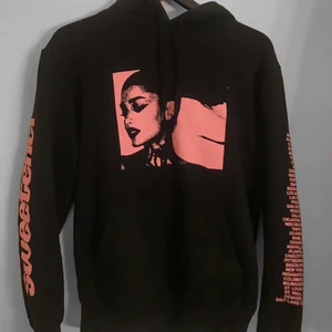 H&M hoodie S - Köpt på H&M och varit andvänd 2 gånger ungefär. Den har inte kommit till andvändning då den inte är min stil längre💕hör gärna av er ifall ni är intresserade och pris kan diskuteras 