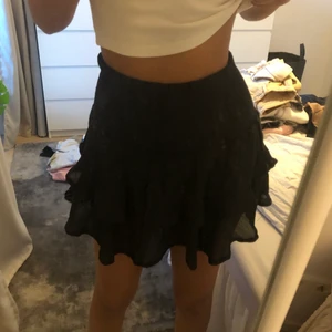 Svart volangkjol - Väldigt stretchig och använd 1 gång. Super fin till sommaren.