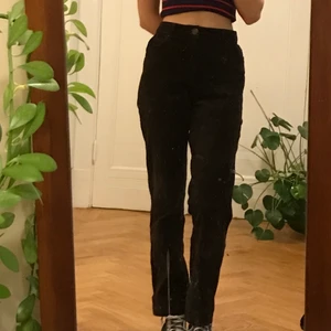 Bruna byxor  - Ett par mysiga mörkbruna byxor i ett velour-aktigt tyg, köpta secondhand och sedan omsydda. Jag kan ta närmare bild på där jag har sytt om så önskas :) 