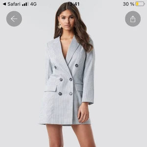 NA-KD blazerdress - Skjortklänning från NA-KD, nakd. Använd 1 gån endast. Storlek 34 och i oversized modell. Passar dig som är 36 och 38 om tajt modell önskas. Sista bild är under användning.