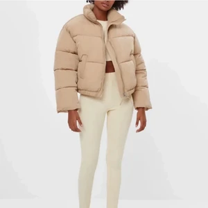 Jacka storlek 36  - Säljer min beiga helt oanvända jacka från bershka. Köpt för 600kr. ( den är oversized) 