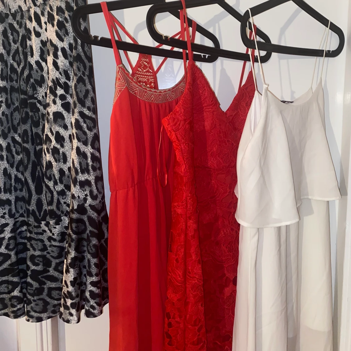 3 nästintill oanvända klänningar plus 1 