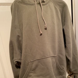 Grön bik bok hoodie  - En jätte fin hoodie som har varit en favorit!! Den är i storlek L pga att jag ville ha den oversized men skulle säga att den är en M. Verkligen super skön och passar till det mesta 