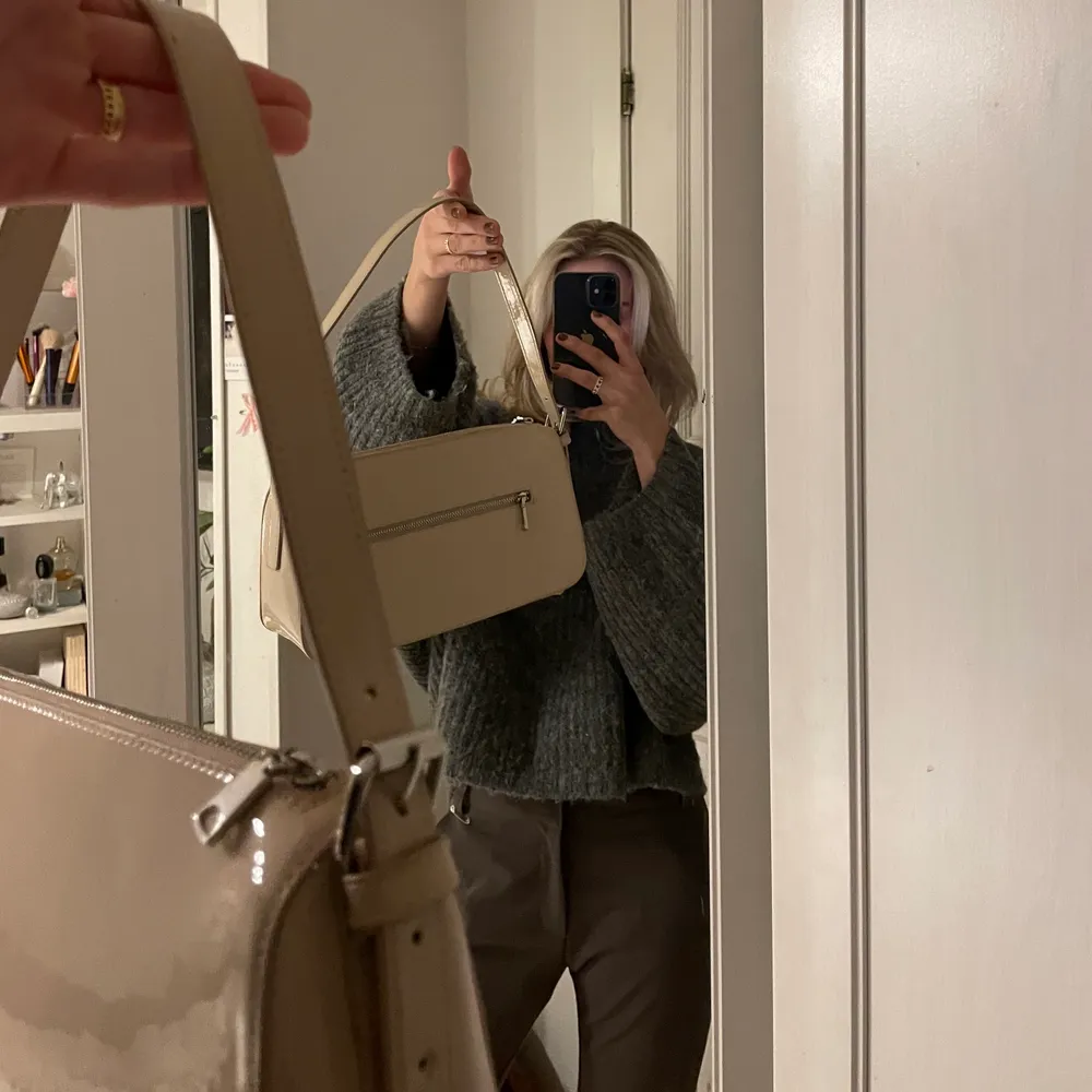 Säljer denna supergulliga väska från H&M. Så fin och perfekt storlek❤️‍🔥. Väskor.