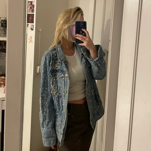 Jeansjacka, strl S - As ball lite oversized jeansjacka från Zara med så coola detaljer⚡️😍 perfekt till våren!🧡  Storlek S