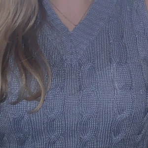 Stickad blå väst  - Jättefin blå väst som är helt oanvänd, köpt från zalando