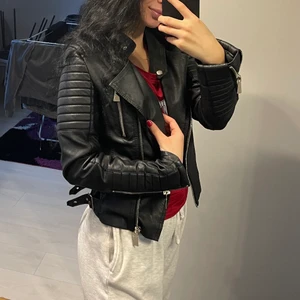 Skinnjacka från Chiquelle - Den kända skinnjackan från chiquelle i storlek 36. Använd men är fortfarande i bra skick. 