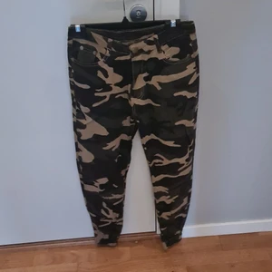 Byxor  - Helt nya byxor fårn shein, aldrig använda 