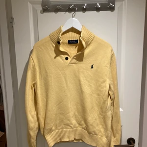 Polo Ralph Lauren - Jättefin gul stickad tröja från Ralph Lauren. Storlek M! 