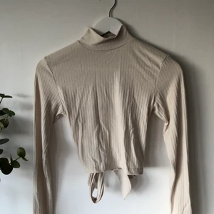 Croppad tröja med snörning  - Bra skick, använt fåtal gånger💗 croppad!