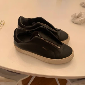 Axel Arigato - Säljer min Arigatos som jag längre inte använder, okej skick, storlek 37, nypris 1800kr säljer för 500kr