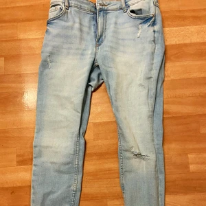 lågmidjade jeans - jättesnygga ljusblåa jeans som sitter perfekt om du gillar lågmidjat. kan användas som tajta lågmidjade om du har storlek M. aldrig använda.