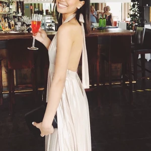 Balklänning från bubbleroom - Jättefin balklänning från bubbleroom använd 1 gång i storlek xs, men passar s med. Köpt för 1300kr säljs för 900kr