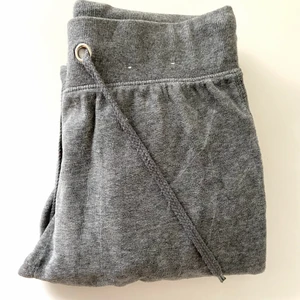 Grå Velour mjukisbyxor - Grå mjukisbyxa, som jag växt ur. Använda men i skick förutom sömmen, se bild! 