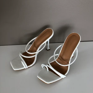 Vita sandletter - HELT OANVÄNDA vita sandaletter med klack! Skitsnygga men fel storlek för mig. Jag har stl 39 men skorna känns mer som stl 38. 