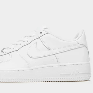 Nike AF-1 - Vita Nike AF-1 i storlek 39. De är i jättebra skick då de endast är använda ett fåtal gånger. 