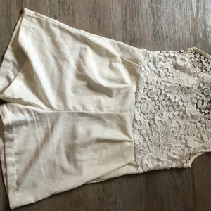 Playsuit - Säljer min fina vita spets playsuit som är perfekt till sommaren, den är knappt använd så i mycket bra skick! Obs att det är shorts och tröja som sitter ihop och inte en klänning!❤️ perfekt till student eller skolavslutning!