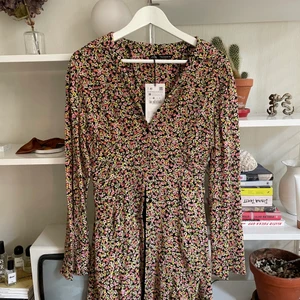 Zara sommarklänning  - Söt blommig klänning från zara i strl m. Oanvänd 