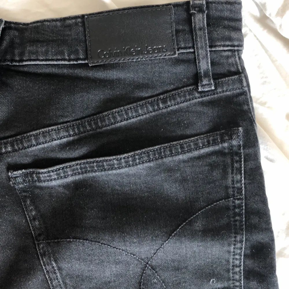 perfekta jeansshorts från calvin klein, i princip oanvända! sitter snyggt bak och i midjan, lite stretchigare denim så väldigt bekväma. snygg tvätt!. Shorts.