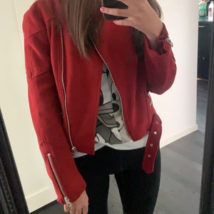 Vinröd jacka  - Jacka ny från zara använt 1 gång bara storlek s vet inte vad tyget heter men nästan mocka/sammet 