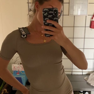 Aimn seamless shirt SX - Fin tshirt från seamless kollektionen i färgen espresso. Storlek XS, helt ny med prislappar kvar, nypris 449. Färgen ser lite olika ut beroende på ljus, bilden där tröjan är på är tagen i mörkare utrymme och den andra bilden är tagen i dagsljus.