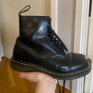 DR Martens, 1460 - 8 Eye Boot - INTRESSKOLL!! Original pris: 1999kr Ett par Dr Martens strl 39 - väldigt bra skick, inte jätte använda !! Väldigt snyggt att ha till både jeans, klänning, shorts eller kjol ❤️ frakt tillkommer!! (Obs !!Inne sulan saknas) 