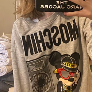 H&MOSCHINO Sweatshirt XS -  INTRESSKOLL !!! En sweatshirt från det eftertraktade Moschino X HM samarbetet 2018 !! Finns inte att köpa mer💚 Så snygg - jättebra skick !! Strl XS                                  Skicka meddelande vid intresse ❤️❤️