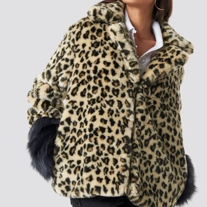 Leopard jacka  - Super söt & älskar detaljerna i slutet på på ärmarna. Storlek 32. Säljer för 300 (frankt ingår) köpte för ca 1000kr. 