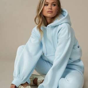 Jättefin ljusblå hoodie ifrån Hanna Schönberg x NA-KD. Köpt förra året för 450 kr, slutsåld i alla storlekar på hemsidan just nu. Säljer för 350 + frakt 💓💓
