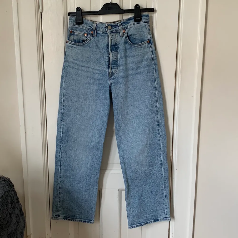 Levis ribcage jeans. Snygga men kommer tyvärr inte till användning. W27, längd är också 27. Bra skick och har haft dem i ungefär ett halvår. Nypris 1199kr. Jeans & Byxor.