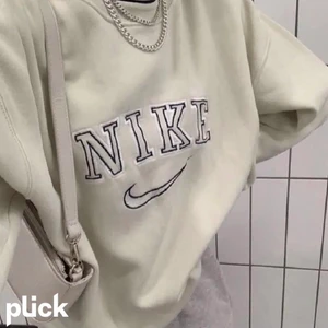 Söker denna Nike sweatshirt  - Söker denna Nike sweatshirt till ett bra pris i storlek XS/S. Kontakta mig privat om du säljer. Kan tänka mig att betala ca 150-200 kr. 