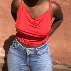 Topp - Röd bikbok silkes topp , pris är exklusive frakt