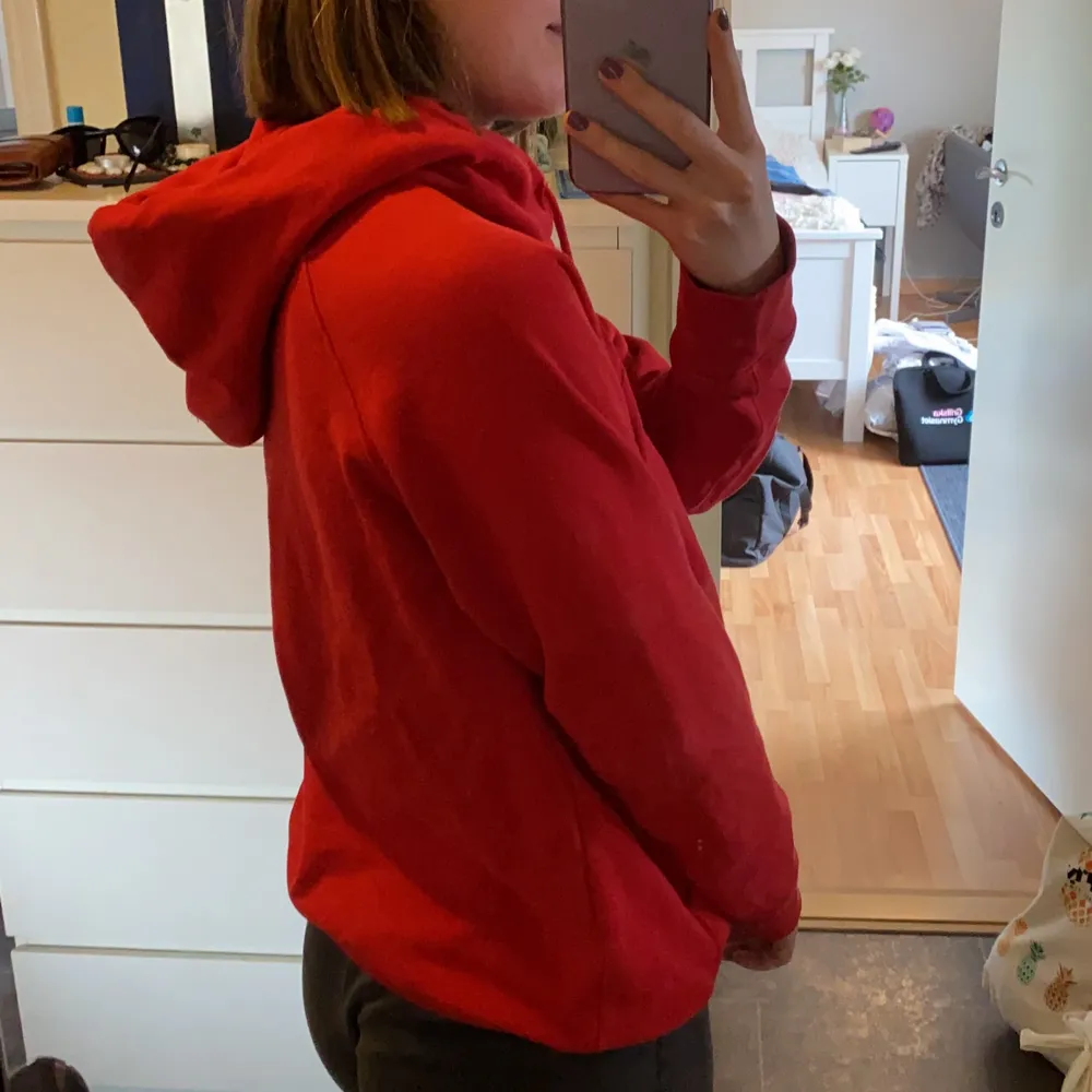 En röd hoodie från Levis som är köpt i Spanien! Den är i fint skick och endast använd ett fåtal gånger. Hoodien är äkta då jag köpte den i en Levis butik❤️. Tröjor & Koftor.