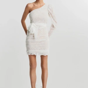 Gina tricot Chania dress - Superfin klänning från Gina tricot (den vita). Nypris 899kr. Storlek XS.