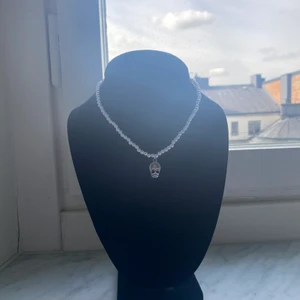 DÖSKALLE HALSBAND - Skit snyggt halsband med pärlor och en döskalle berlock! 