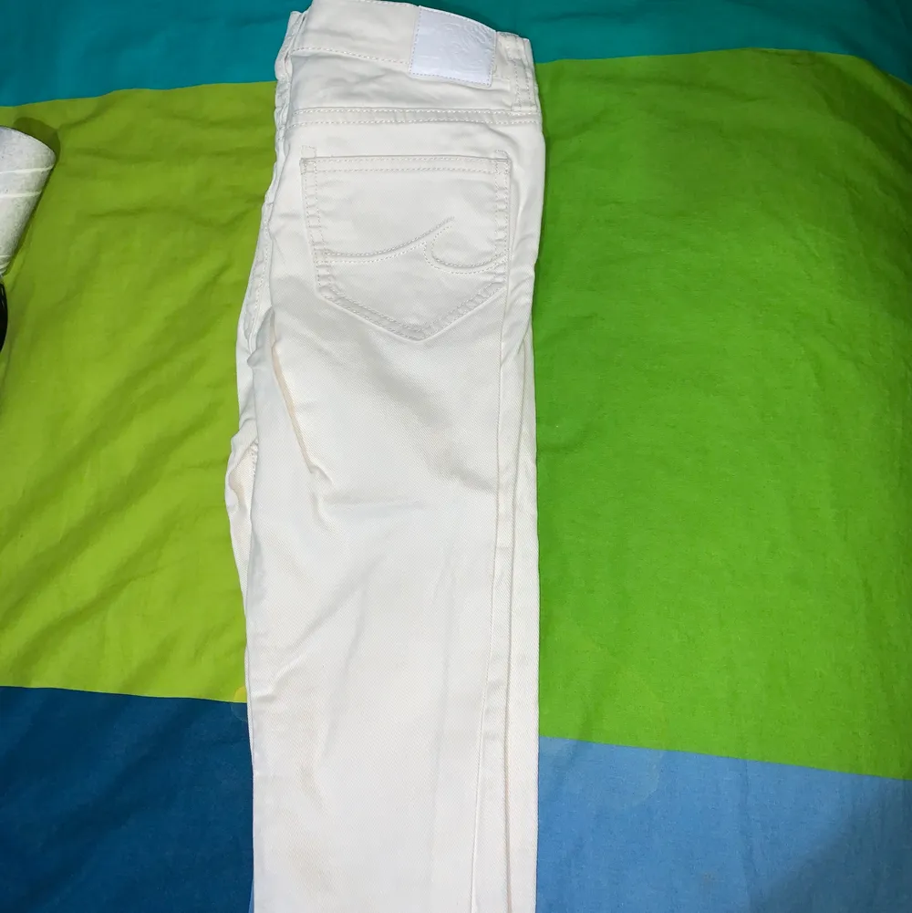 Vita jeans, använda ett par gånger, skick 8/10. Jeans & Byxor.